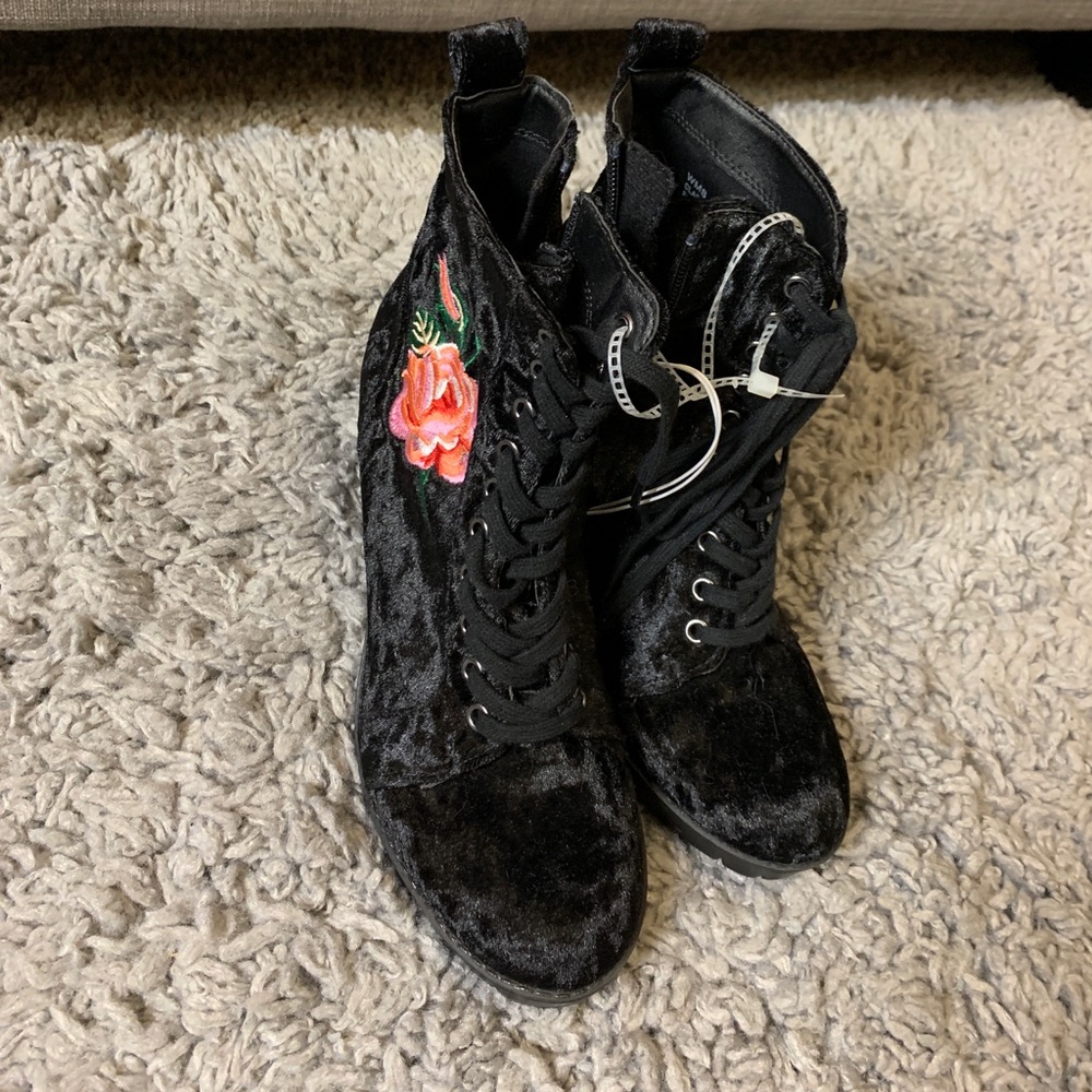 Suede Flower Boots (Flower Embedded)